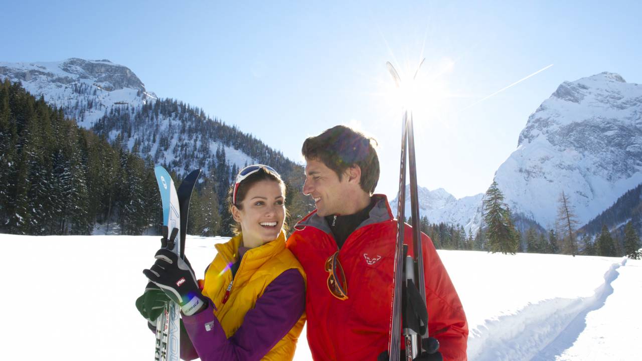 Paar beim Ski-Langlauf am Achensee
