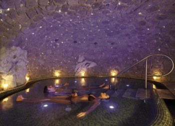 Floating in der Solegrotte Hotel Kristall