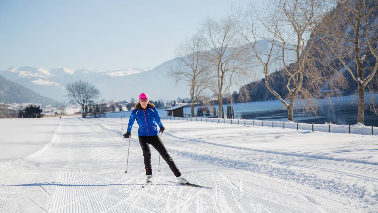 Achensee im Winter - Langläufer auf Loipe