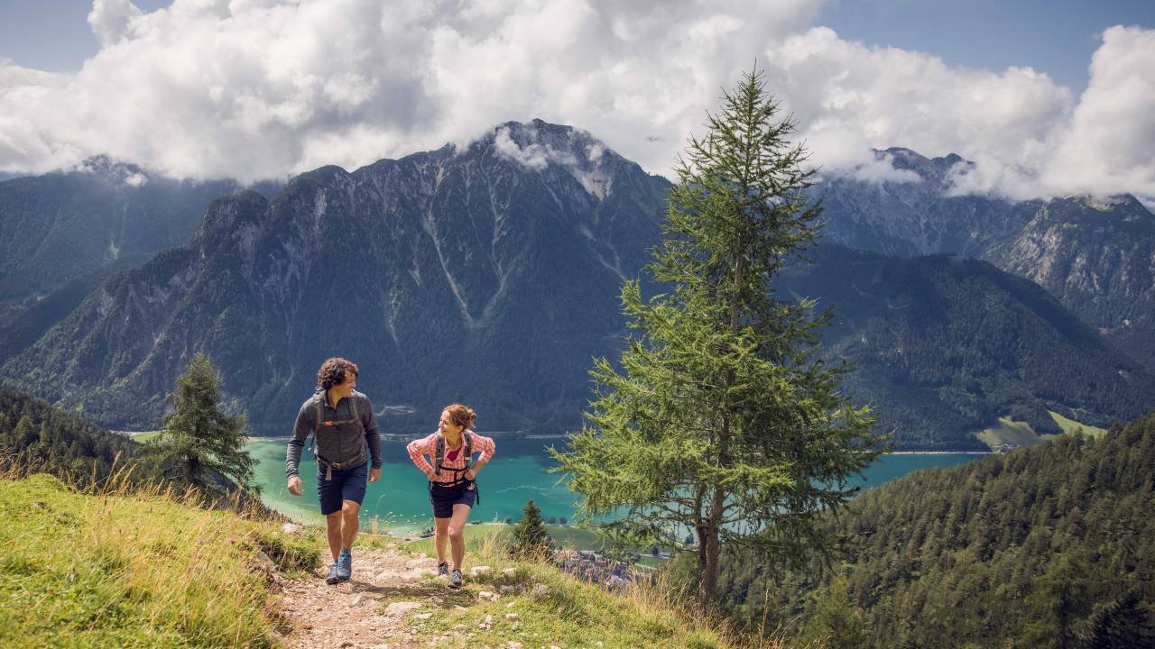 Paar sitzt am Ufer des Achensee