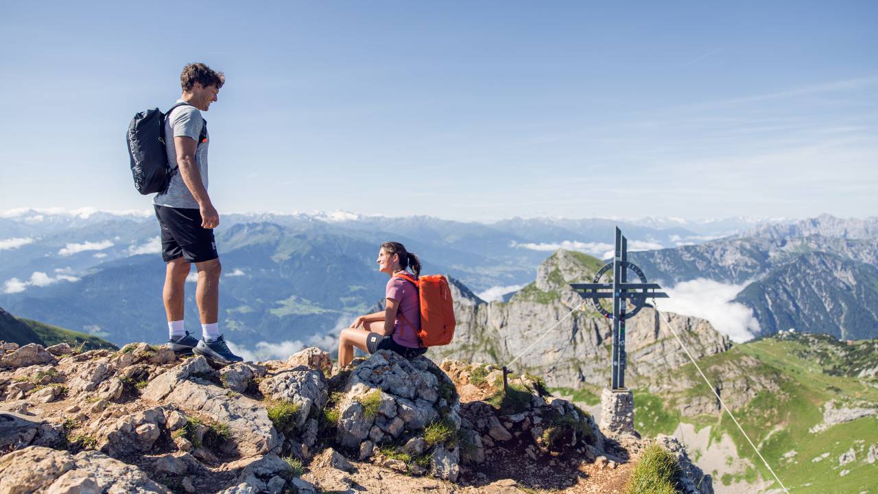 Paar sitzt am Ufer des Achensee