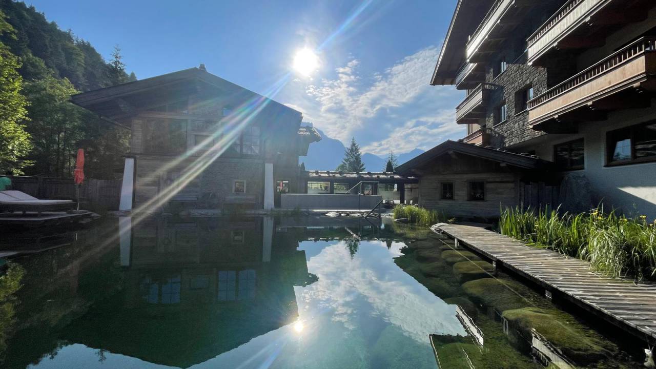 Außen-Whirlpool in der Wellness-Alm im Verwöhnhotel Kristall in Pertisau am Achensee