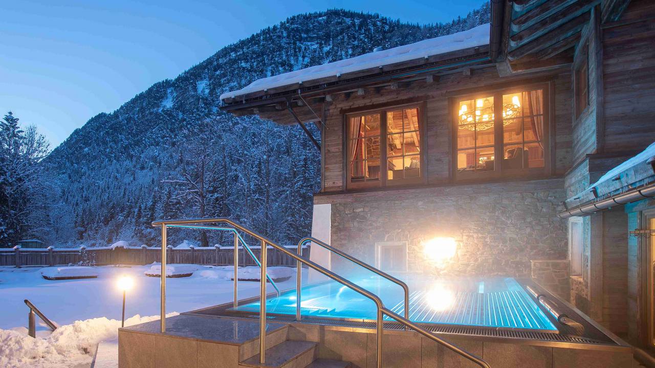 Außen-Whirlpool in der Wellness-Alm im Verwöhnhotel Kristall in Pertisau am Achensee
