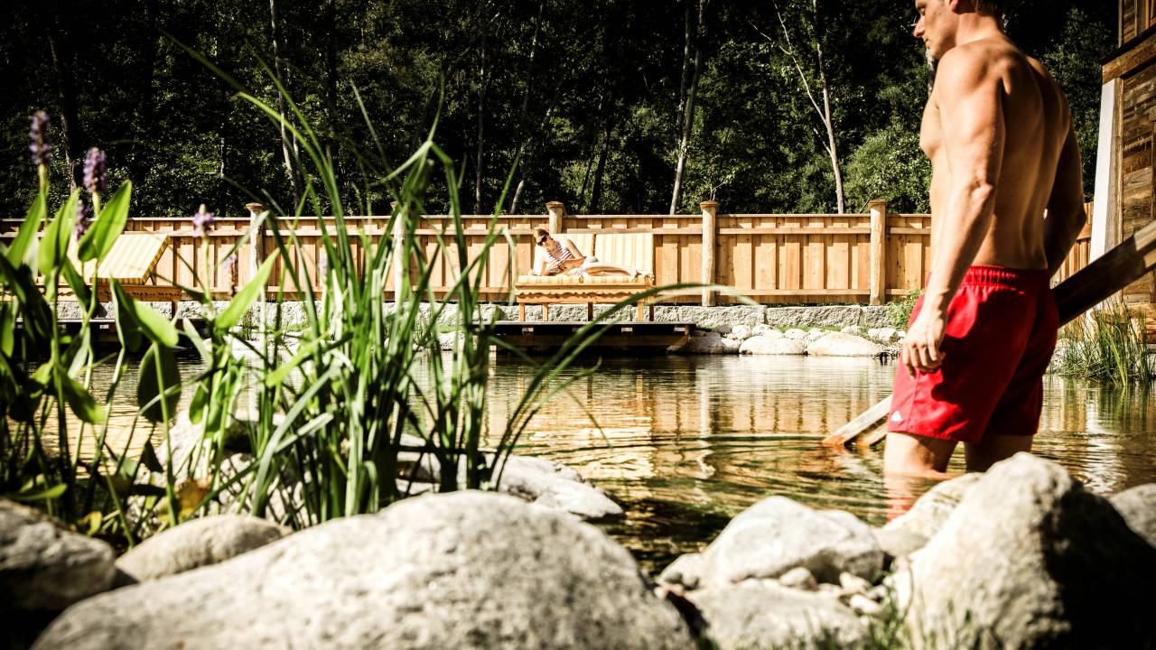 Natur-Badeteich in der Wellness-Alm im Verwöhnhotel Kristall in Pertisau am Achensee