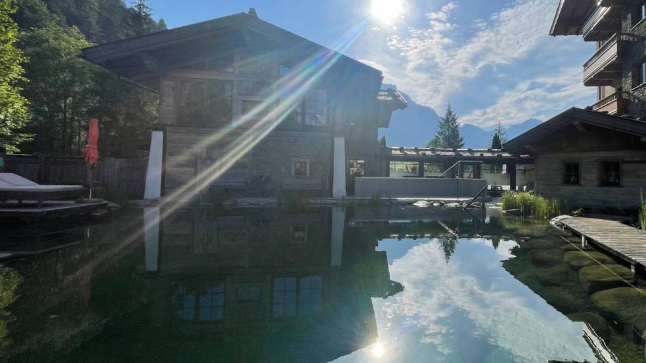 Außen-Whirlpool in der Wellness-Alm im Verwöhnhotel Kristall in Pertisau am Achensee