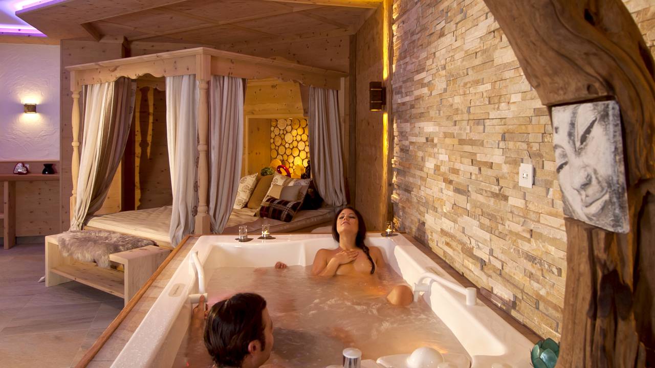 Paar entspannt in der Private SPA Badewanne mit Sekt