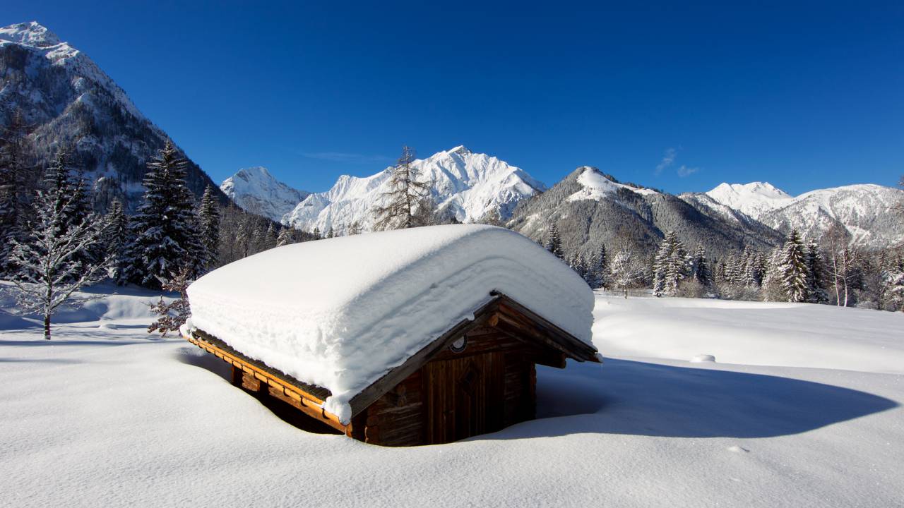 verschneite Hütte am Achensee