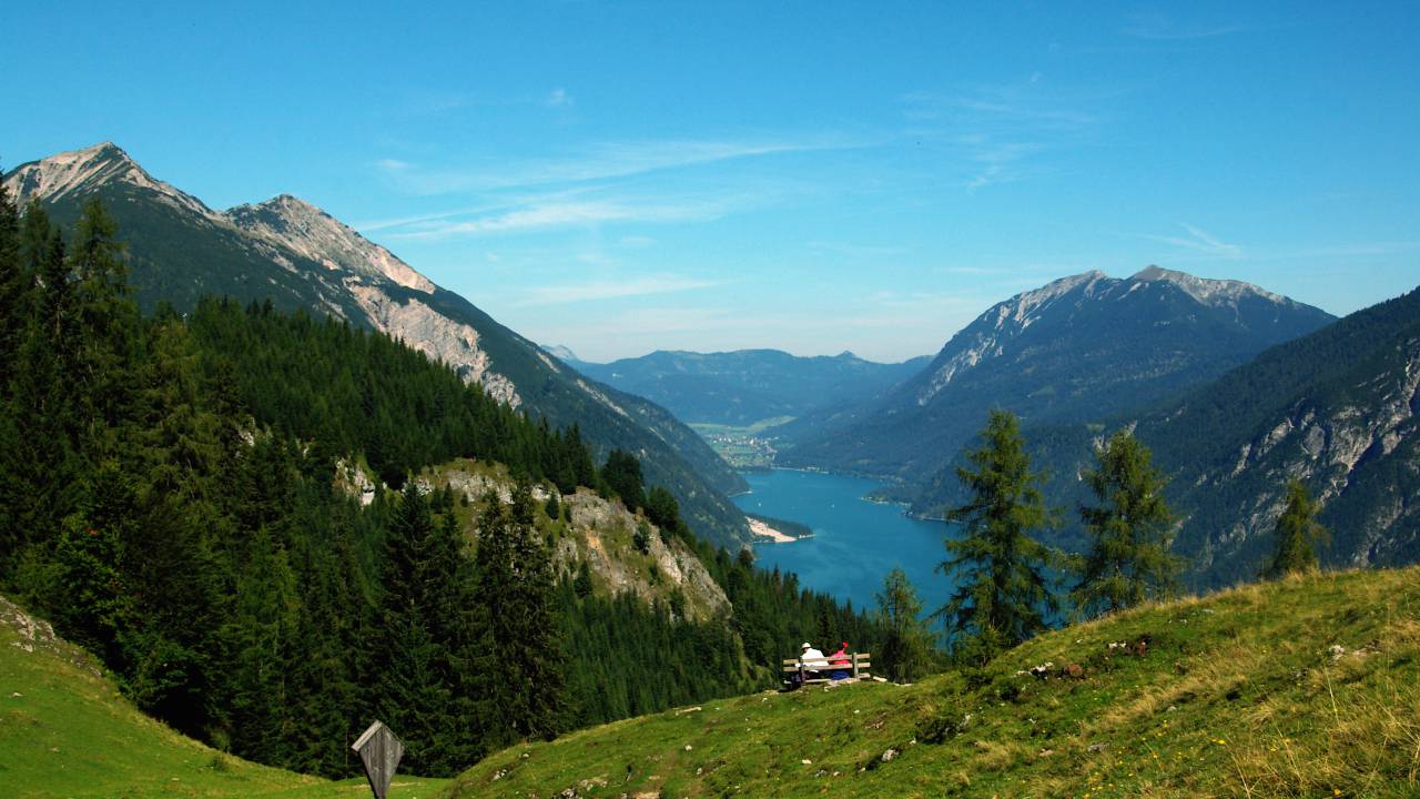 Wandern im Karwendel mit Blick auf den Achensee