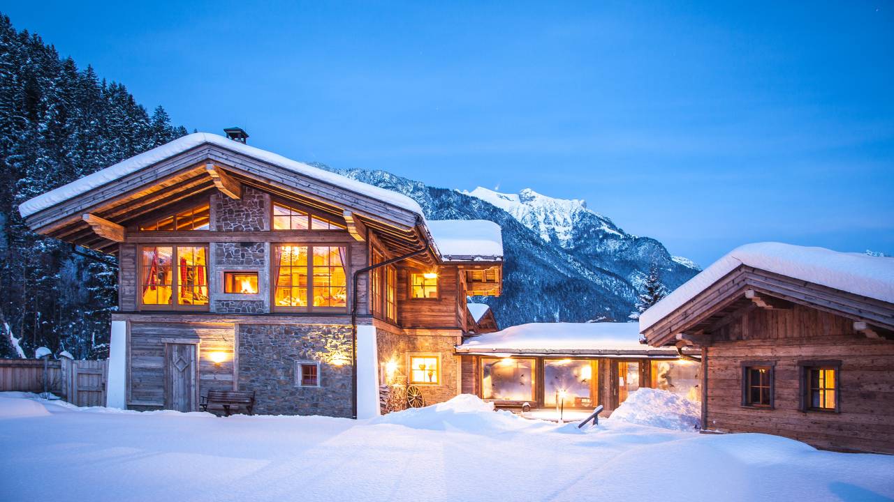 verscheniter Außenberich der Wellness-Alm im Verwöhnhotel Kristall am Achensee