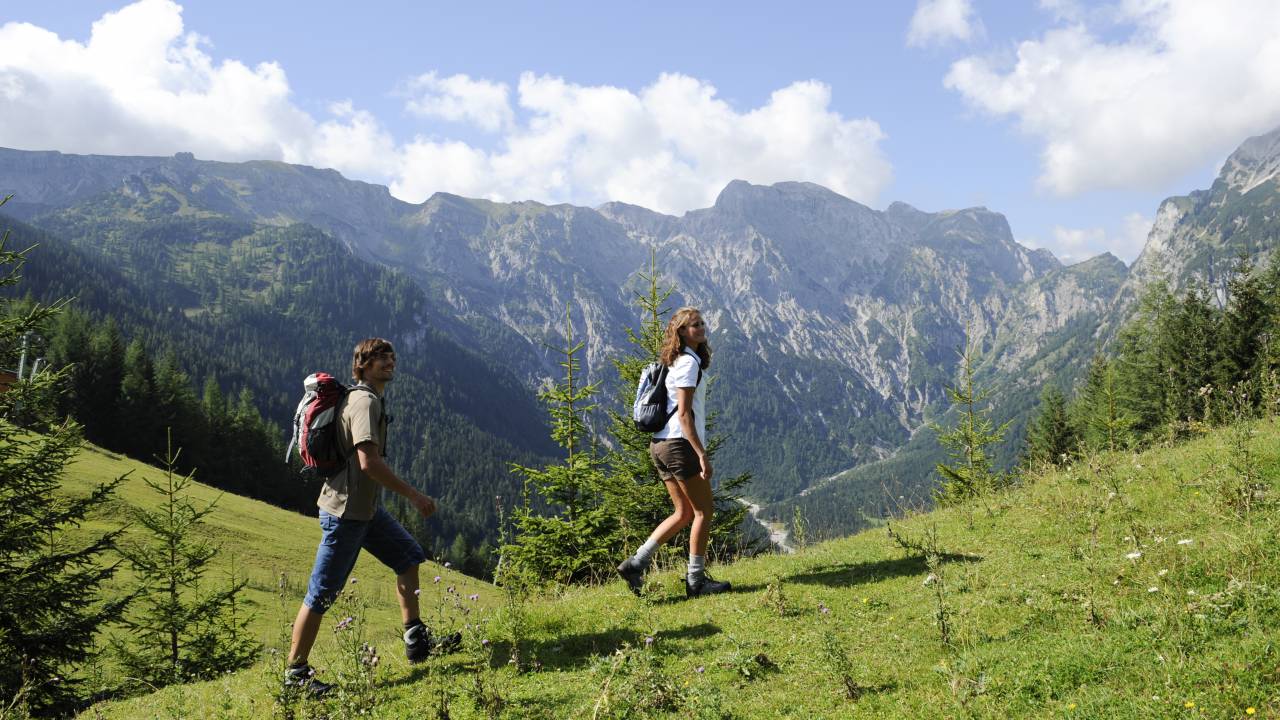 Wandern im Karwendel mit Blick auf den Achensee