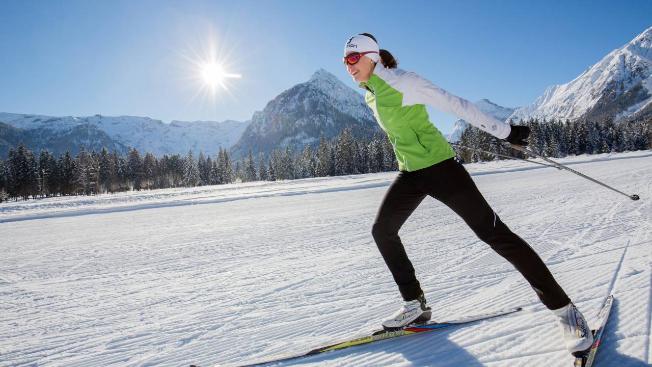 Frau beim Ski-Langlauf am Achensee