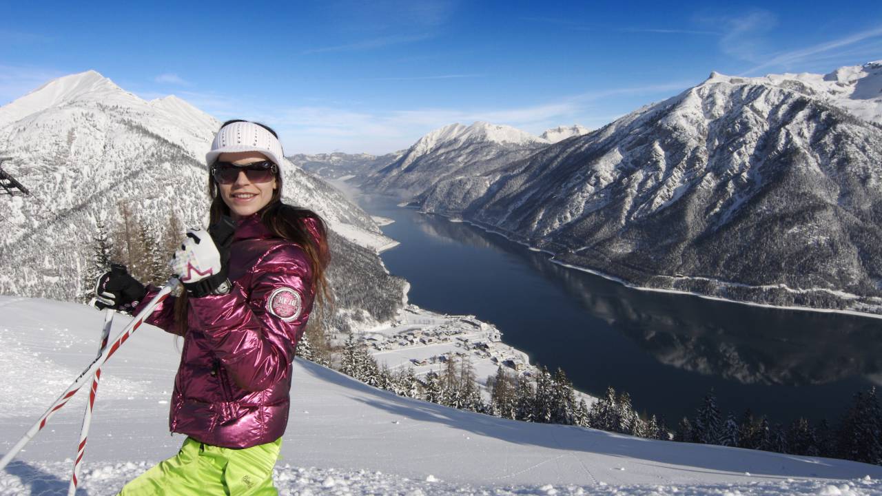 Skifahren mit Blick auf den Achensee