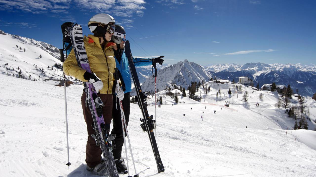 Paar beim Skifahren im Karwendel