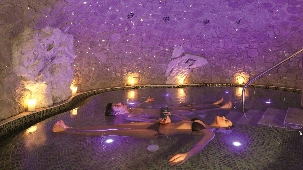 Schwebebad, zwei Menschen bei Paar-Wellness im Adults only resort