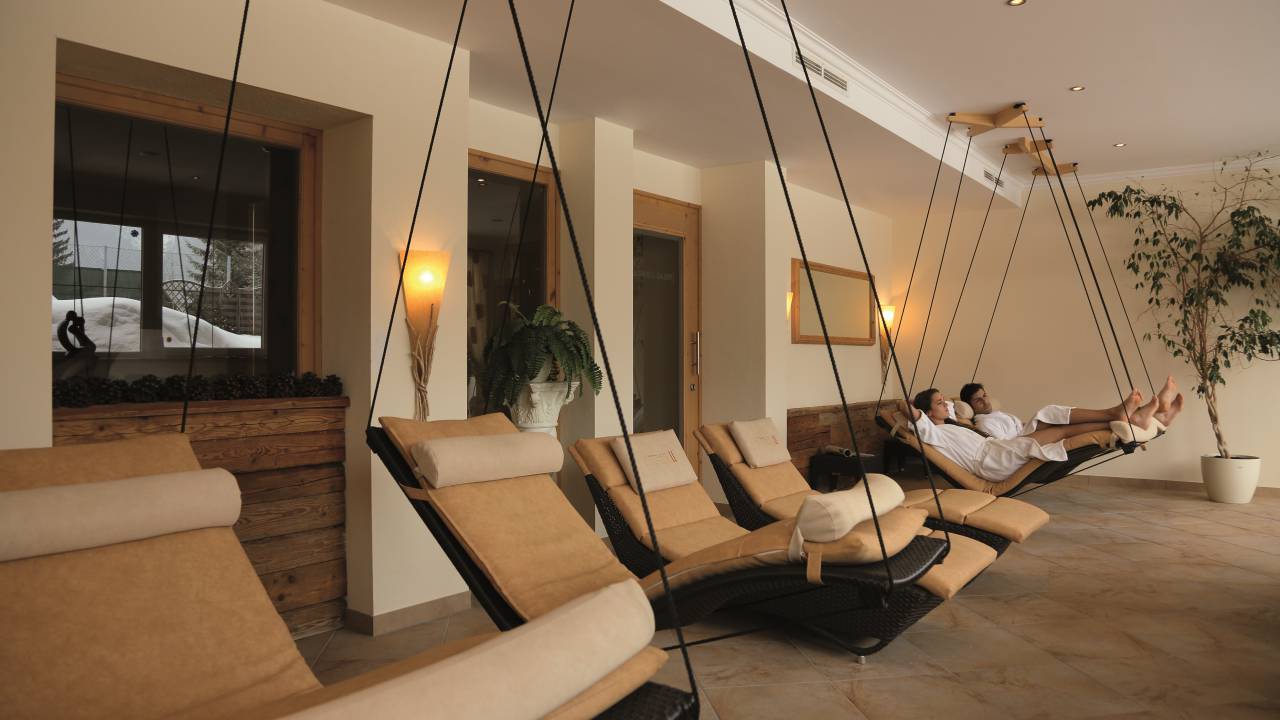 Relax-Lounge "Wolke 7" mit Schwebeliegen im Verwöhnhotel Kristall in Pertisau am Achensee