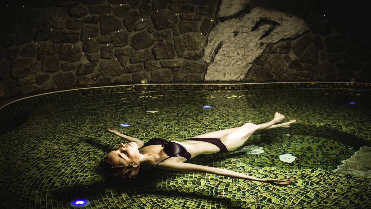 Frau beim Floating in der Solegrotte im Verwöhnhotel Kristall in Pertisau am Achensee