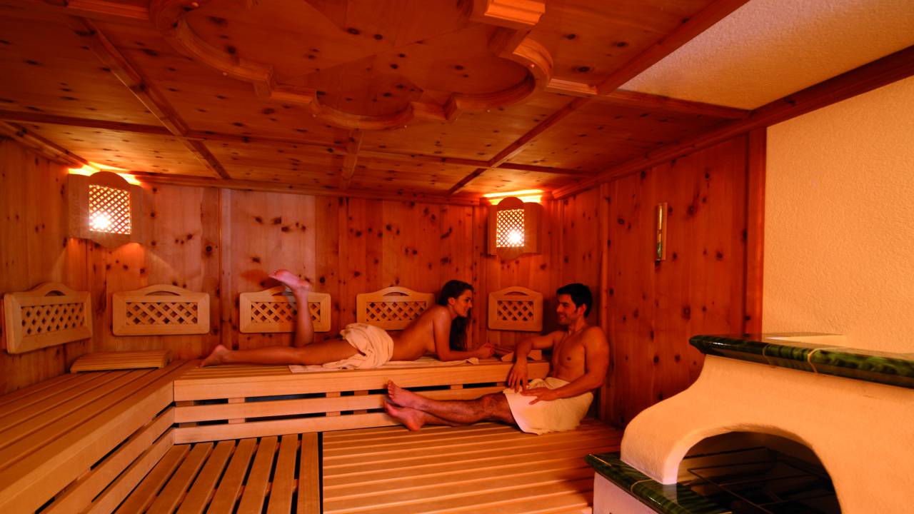 Paar in der Kristall Zirbenstuben Bio-Sauna in Pertisau