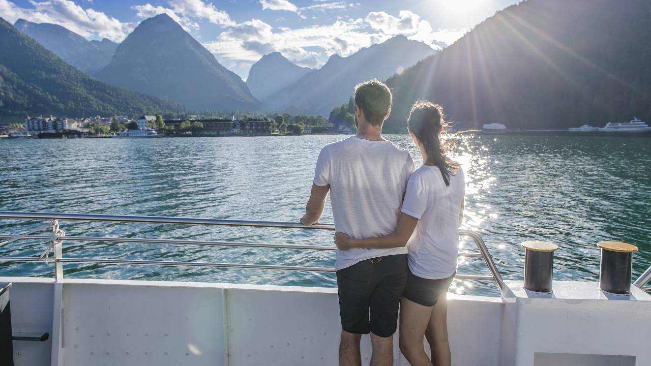 Paar auf einem Dampfer auf dem Achensee