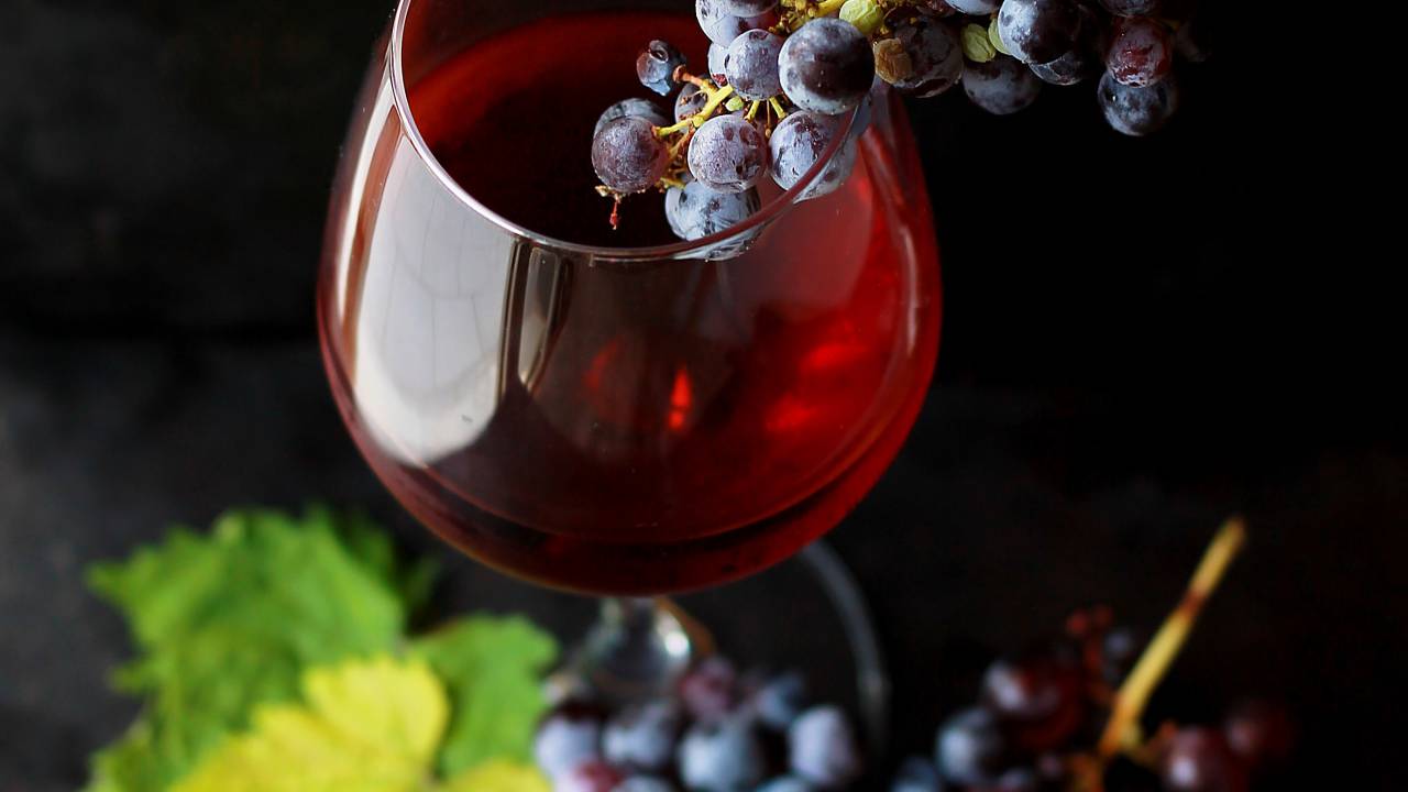 Weinregal im Weinkeller des Verwöhnhotel Kristall in Pertisau am Achensee
