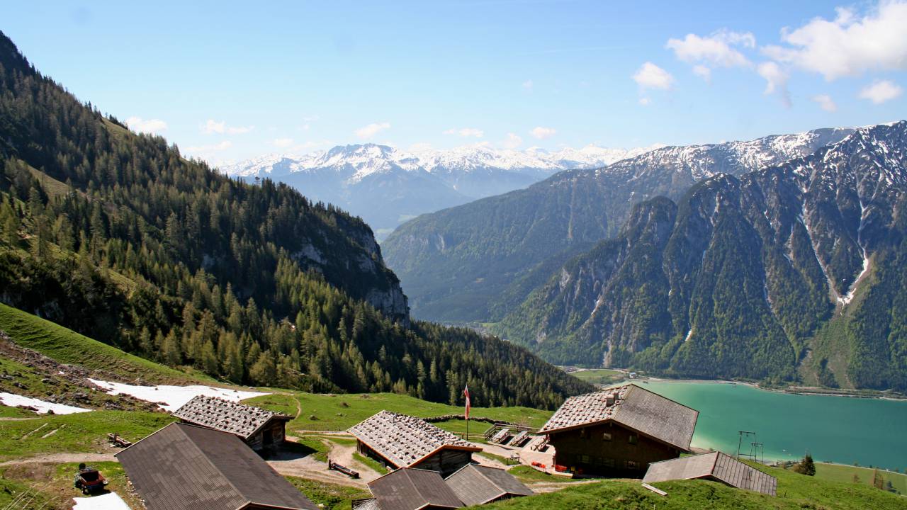 Wandern im Karwendel mit Blick auf den Achensee