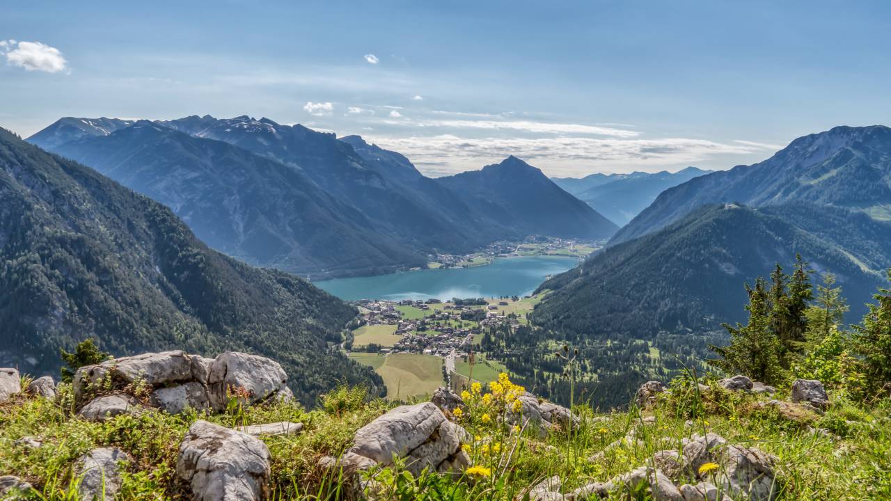 Karwendel-Gebirge mit Blick auf den Achensee