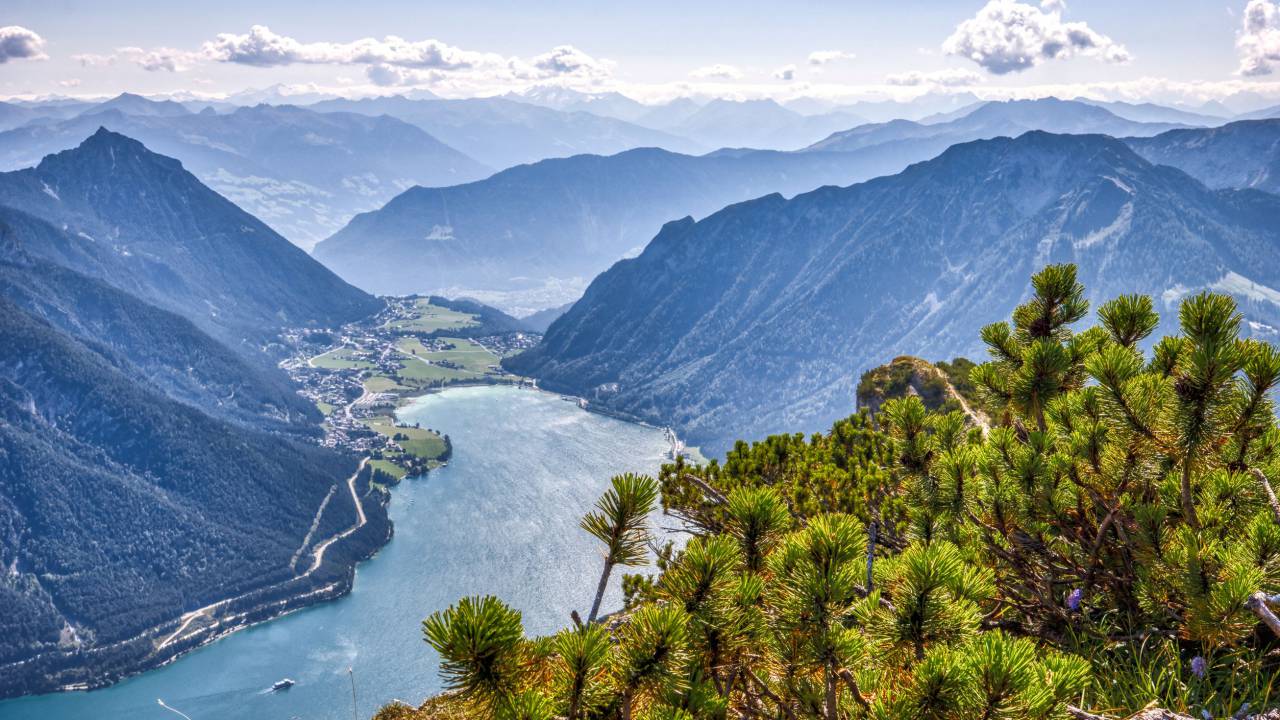 Alm im Sommerurlaub beim Wandern am Achensee