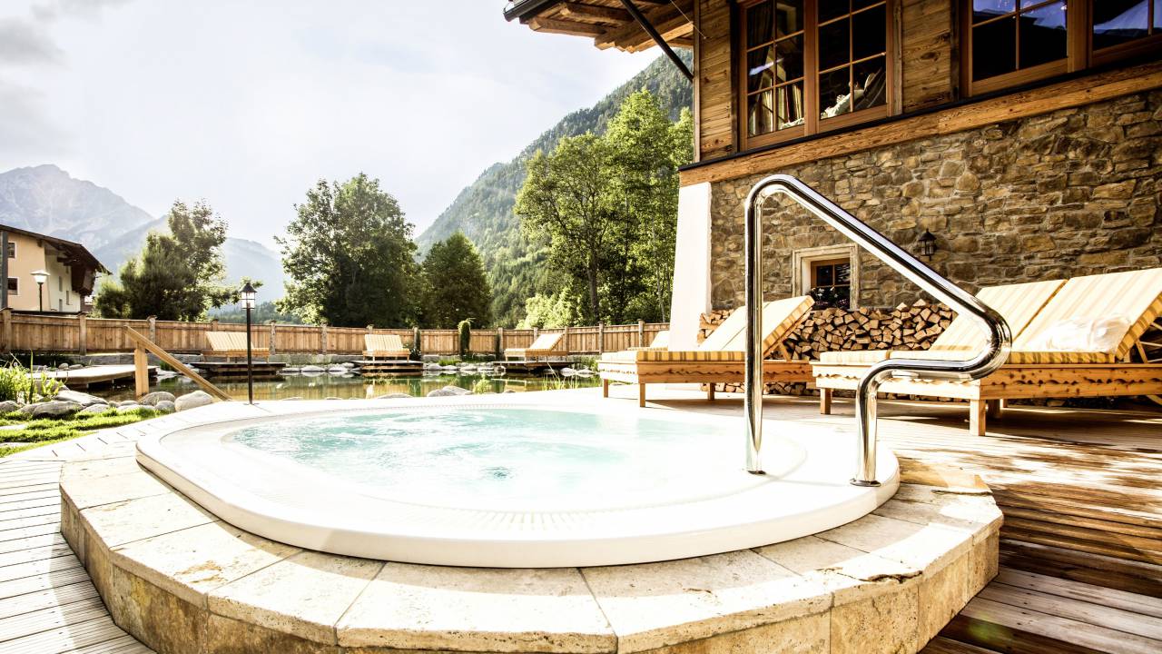 Außen-Whirlpool in der Wellness-Alm im Verwöhnhotel Kristall in Pertisau am Achensee